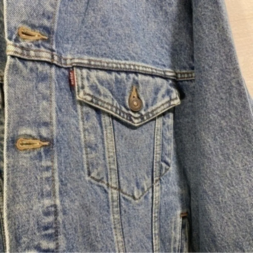 Vintage Levi’s Relaxed Fit Truckers denim Jacket Size L Color Blue